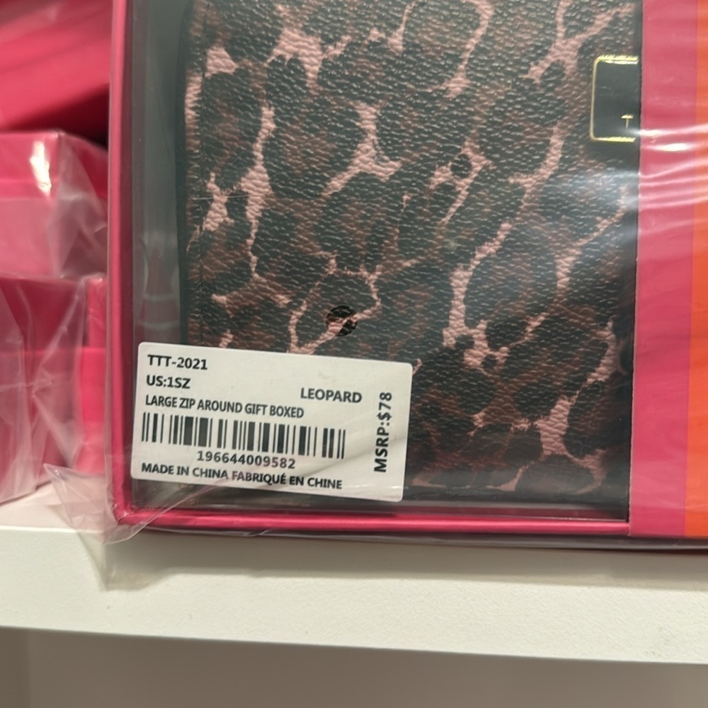TRINA TURK Large Zip Around wallet vegan leather leopard print animal print NWT - Picture 3 of 4